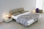 Letto Diwan � un letto laccato, con schienale formato da due grandi cuscini imbottiti per un maggiore confort. Allo stesso tempo questa particolarit� crea un design pi� dinamico.